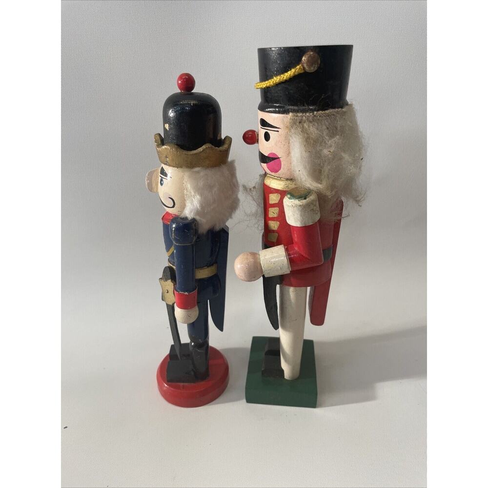 Pair Of Christmas Decorative Soldier Wood Nutcrackers - Picture 4 of 6